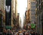 Ένας δρόμος στην πόλη της Νέας Υόρκης με ψηλά κτίρια και ουρανοξύστες